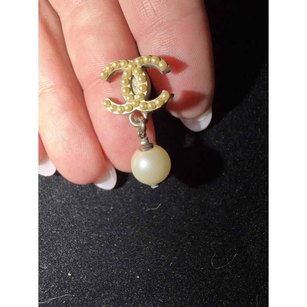 ⁠Chanel Vintage Faux Pearl CC Logo Dangle Drop Earrings Silver Tone 04A Pierced
